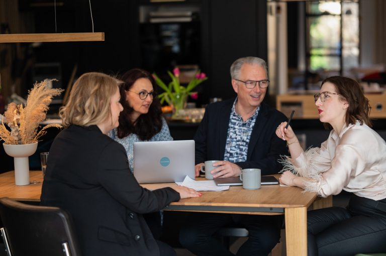 Six Minds Gruppentreffen mit Mastermind Runde und Hot Seat einer Unternehmerin des Unternehmernetzwerks